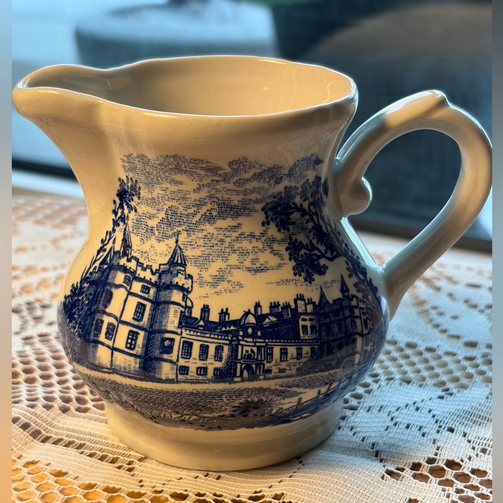 👑Staffordshire Holyrood Palace Creamer - Queen Elizabeth II Silver Jubilee